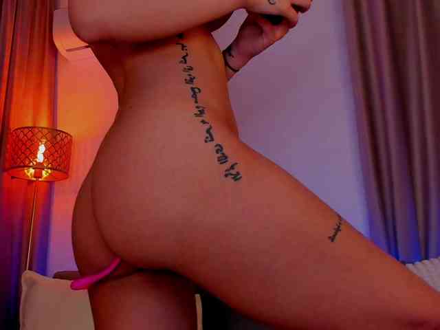 AlessandraCrystal webcam