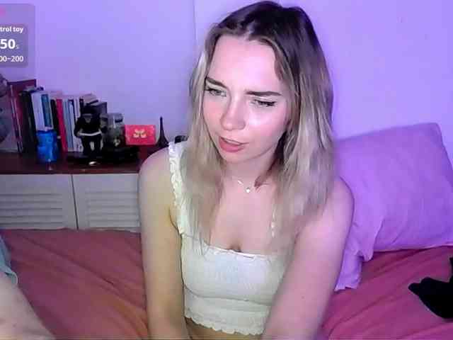 Almondmilka webcam