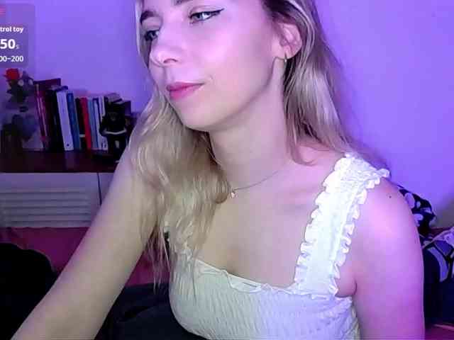 Almondmilka webcam