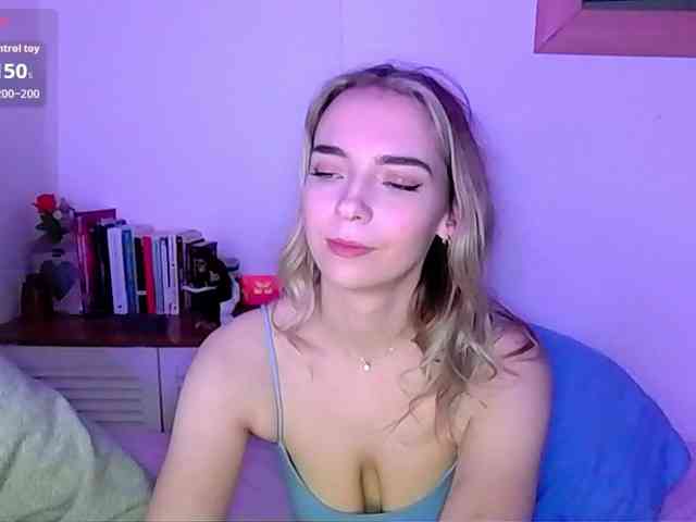 Almondmilka webcam