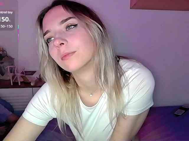 Almondmilka webcam