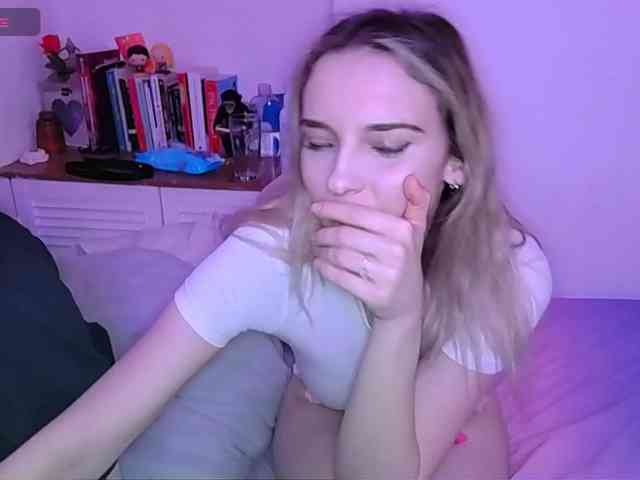 Almondmilka Live Webcam on BongaCams