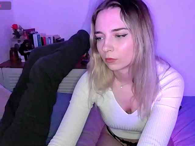 Almondmilka webcam