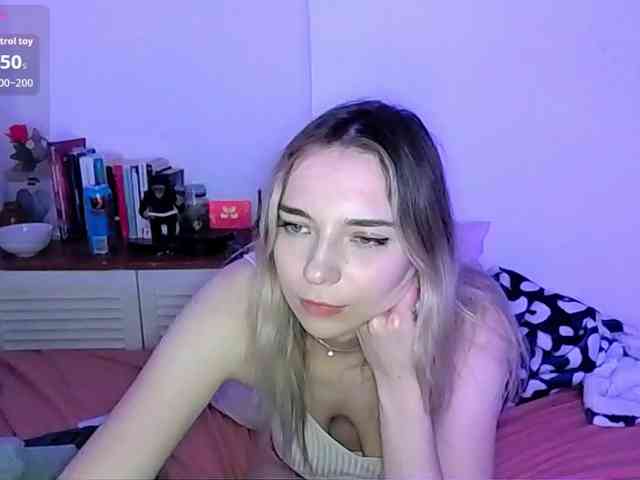 Almondmilka webcam