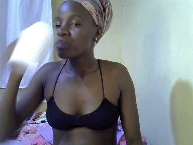 le modèle sexxy-maya1 est en webcam porno dans un show sur le site bongacams, il possède les tags suivants: Ebony,Brunette,Trimmed