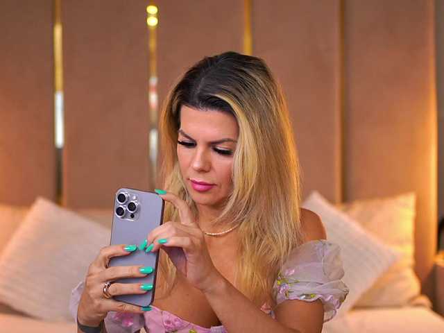 CamilaStarr's BongaCams show and profile