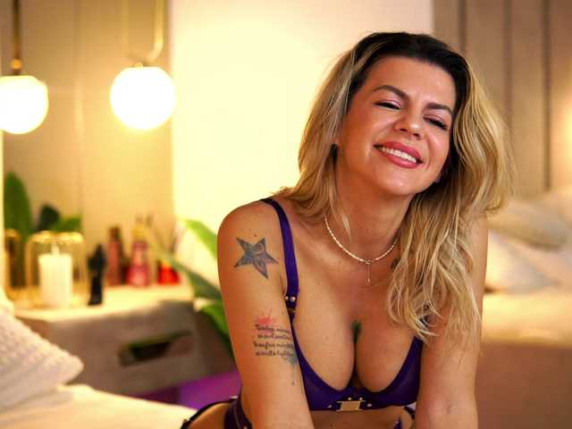 CamilaStarr's BongaCams show and profile