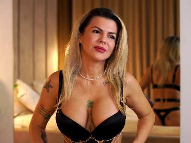 CamilaStarr's BongaCams show and profile