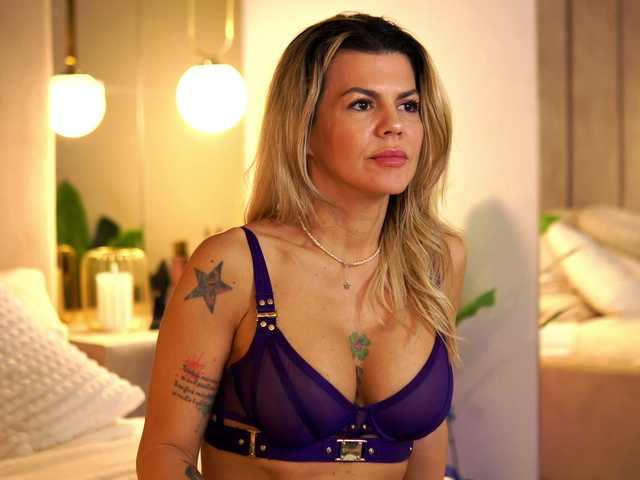 CamilaStarr's BongaCams show and profile