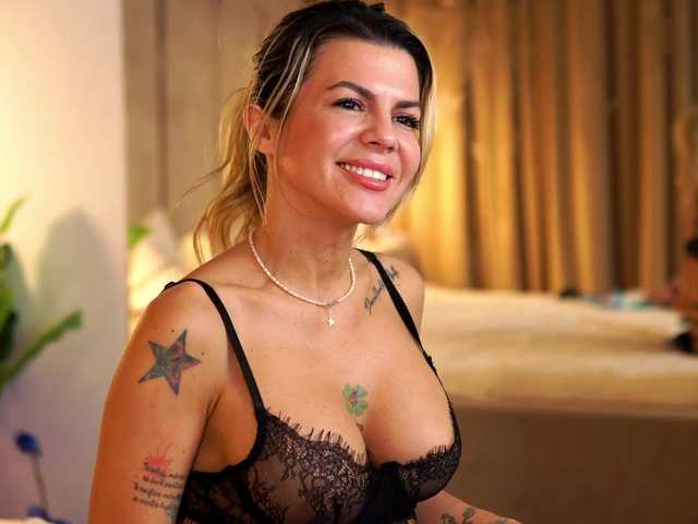 CamilaStarr's BongaCams show and profile