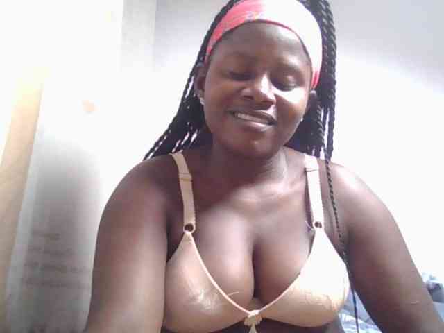 Loviepaula Live Webcam on BongaCams