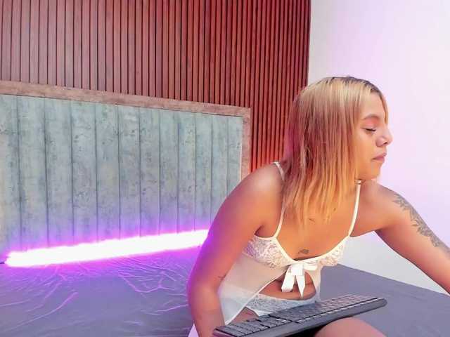 NiaaGraves webcam