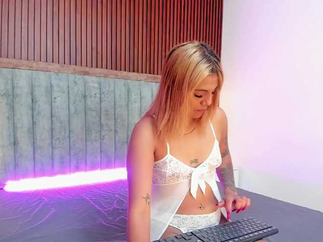 NiaaGraves webcam