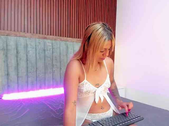 NiaaGraves webcam