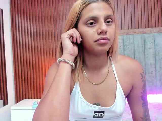 NiaaGraves webcam