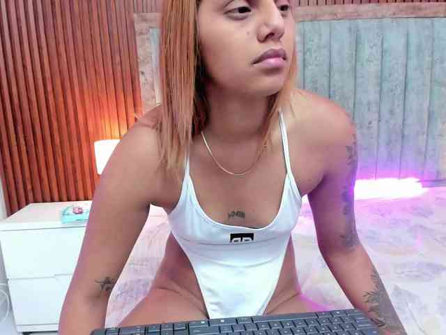 NiaaGraves webcam