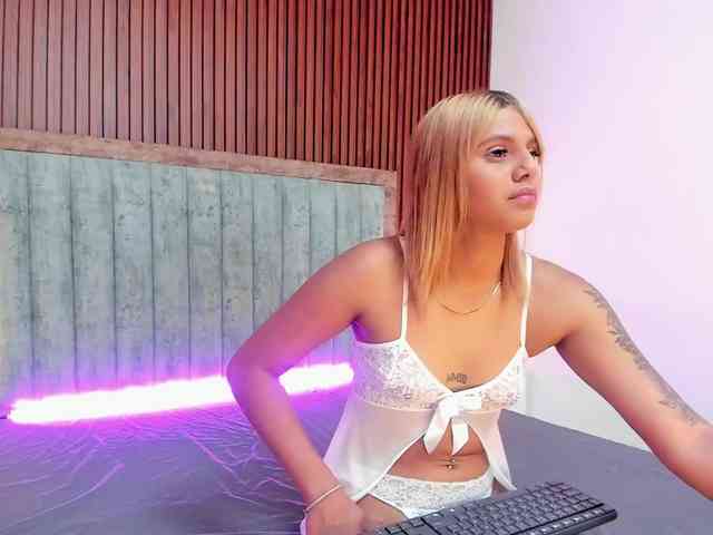NiaaGraves webcam