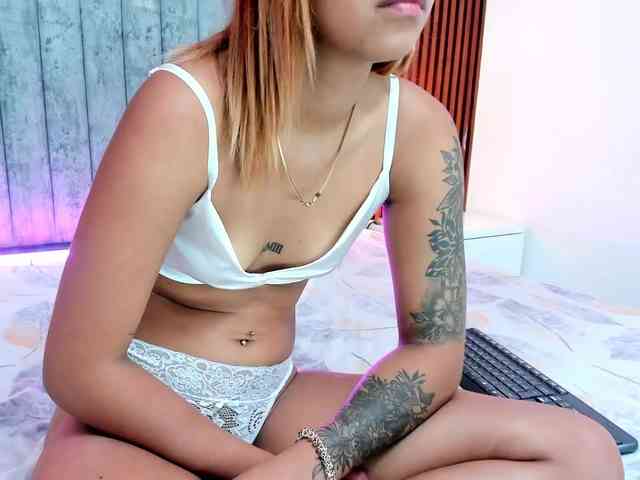 NiaaGraves webcam