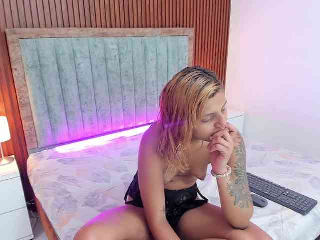 NiaaGraves webcam