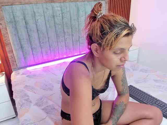 NiaaGraves webcam