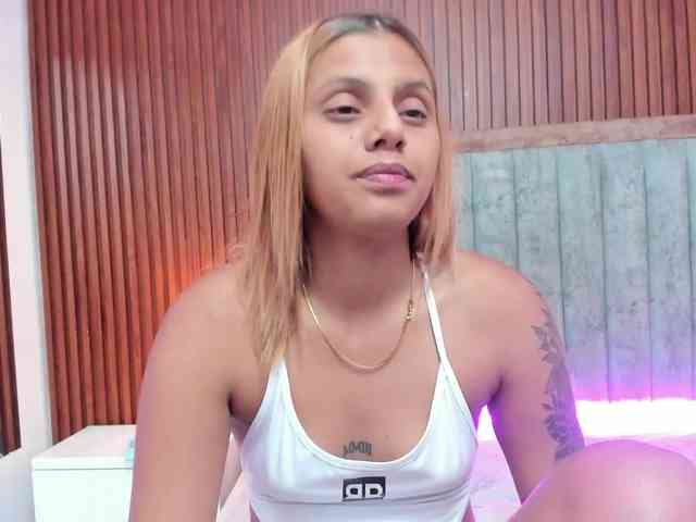 NiaaGraves webcam