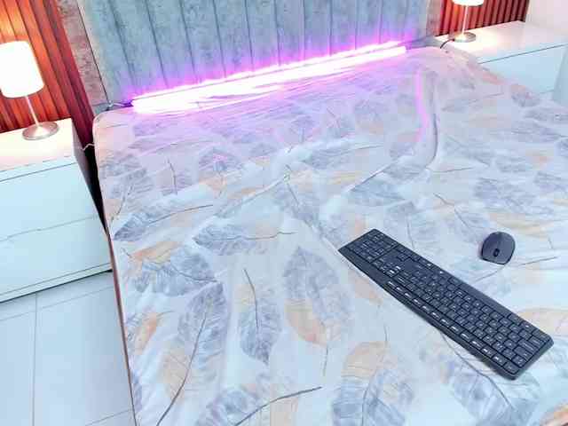 NiaaGraves webcam