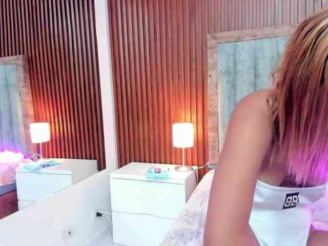 NiaaGraves webcam