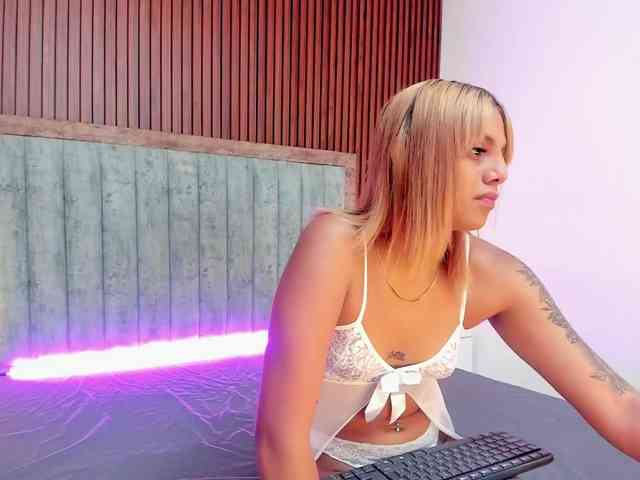 NiaaGraves webcam