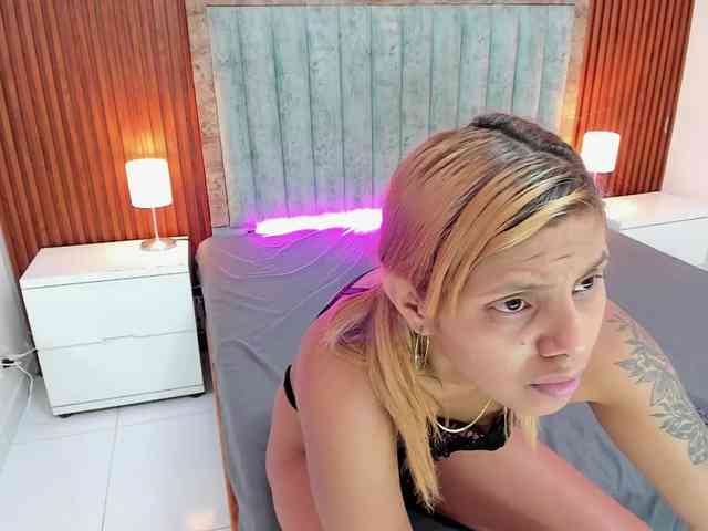 NiaaGraves webcam
