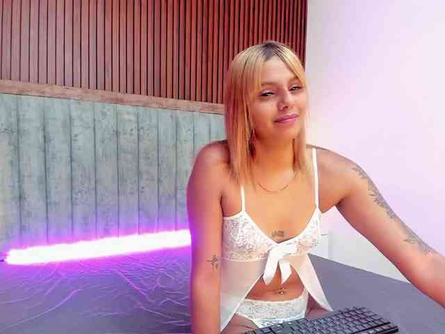 NiaaGraves webcam