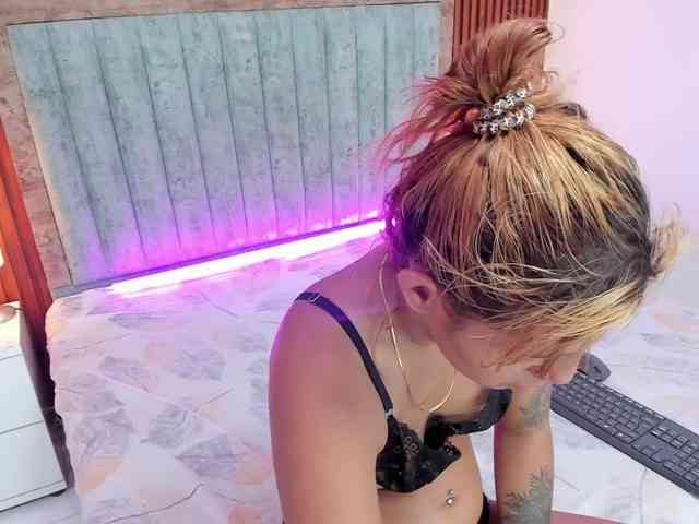 NiaaGraves webcam