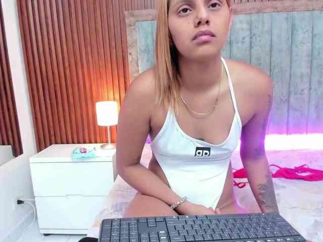 NiaaGraves webcam