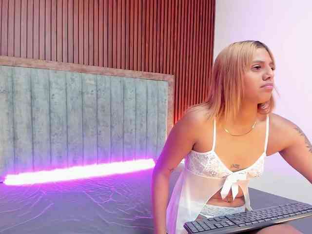 NiaaGraves webcam