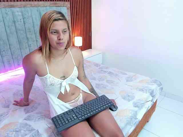 NiaaGraves webcam