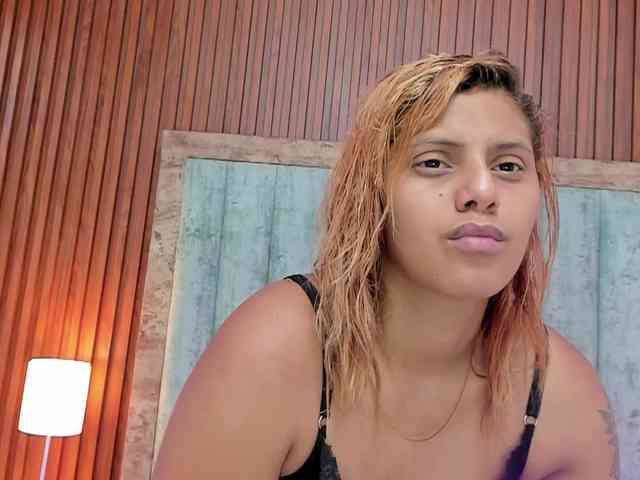 NiaaGraves webcam