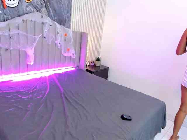 NiaaGraves webcam
