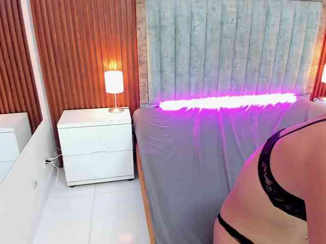 NiaaGraves webcam