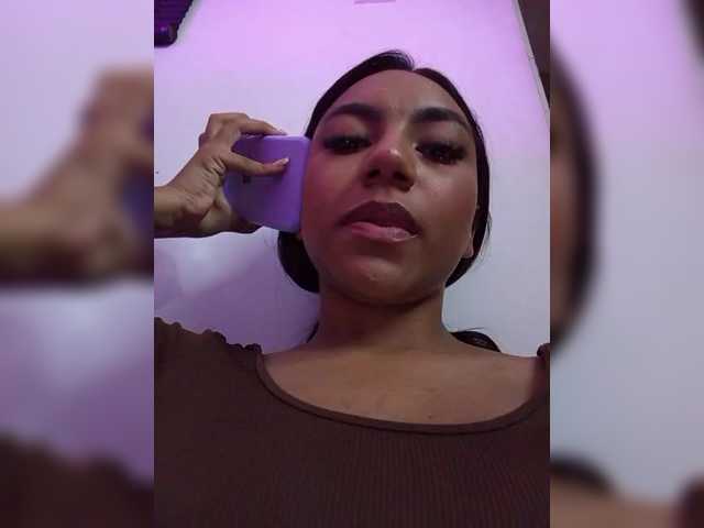 Alahia's BongaCams show and profile