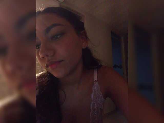 Alahia's BongaCams show and profile