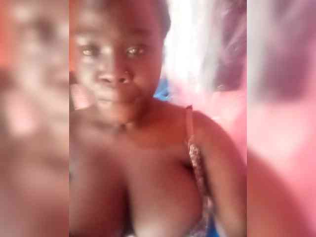 Queenvee Live Webcam on BongaCams