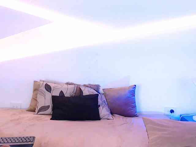 Sophia-curvy1 webcam