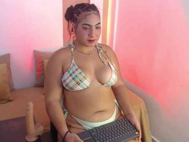 Sophia-curvy1 webcam