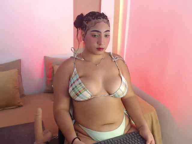 Sophia-curvy1 webcam