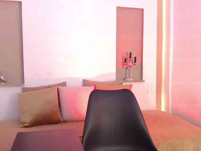 Sophia-curvy1 webcam