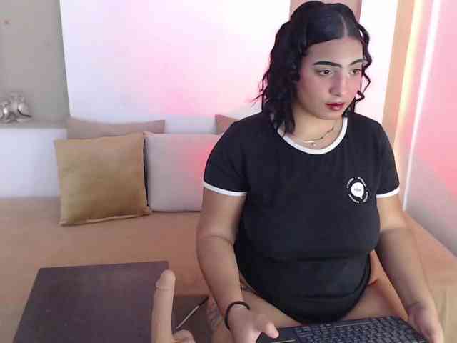 Sophia-curvy1 webcam