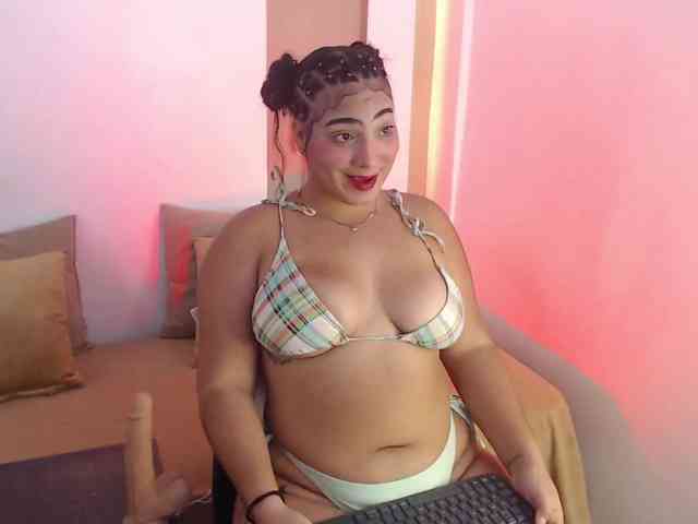 Sophia-curvy1 webcam