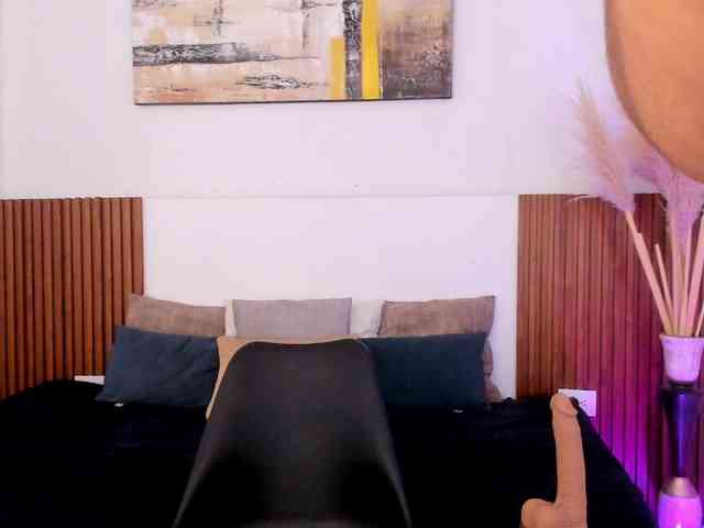 Sophia-curvy1 webcam