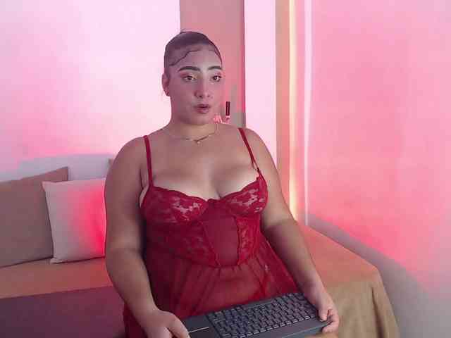 Sophia-curvy1 webcam
