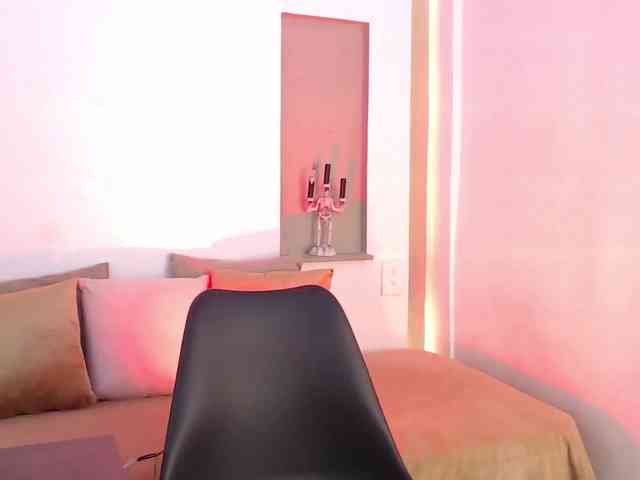 Sophia-curvy1 webcam