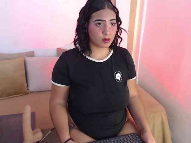 Sophia-curvy1 webcam